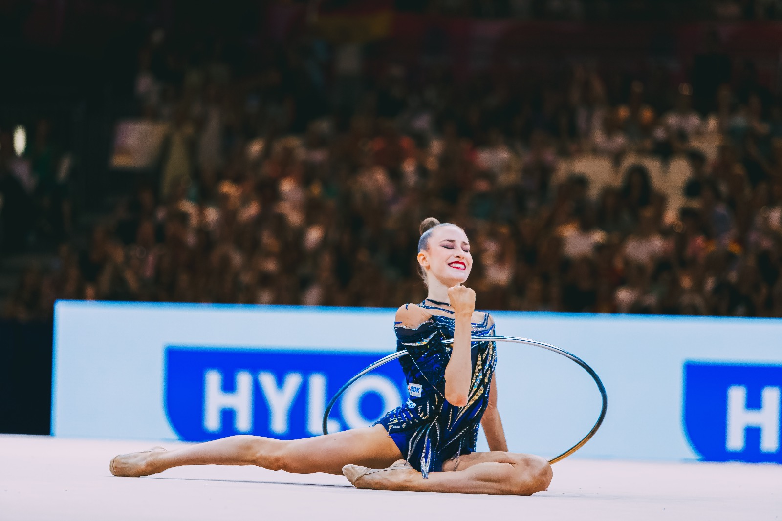 Darja Varfolomeev performs with hoop at World Championships in Rhythmic Gymnastics 2026